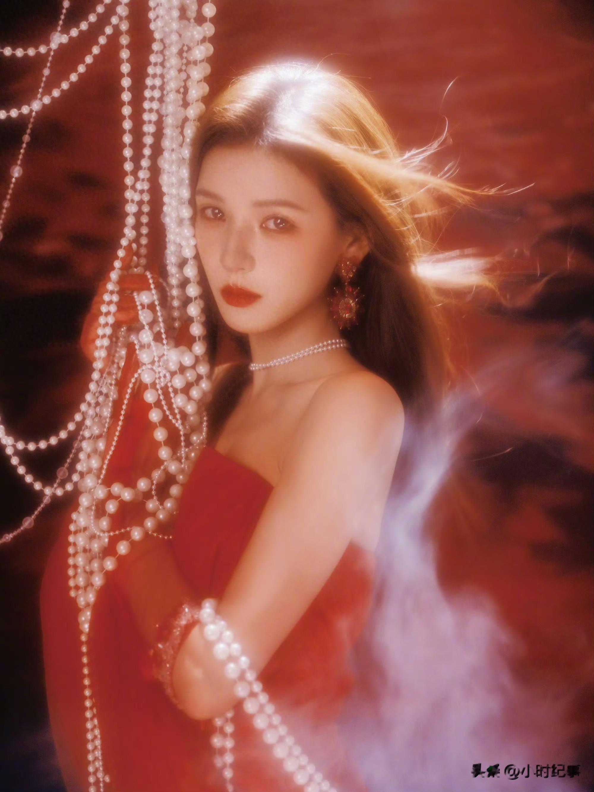 张予曦/｜红 裙+ 红 色 头 纱，浓 烈 的 色 彩 和 浓 颜 ...