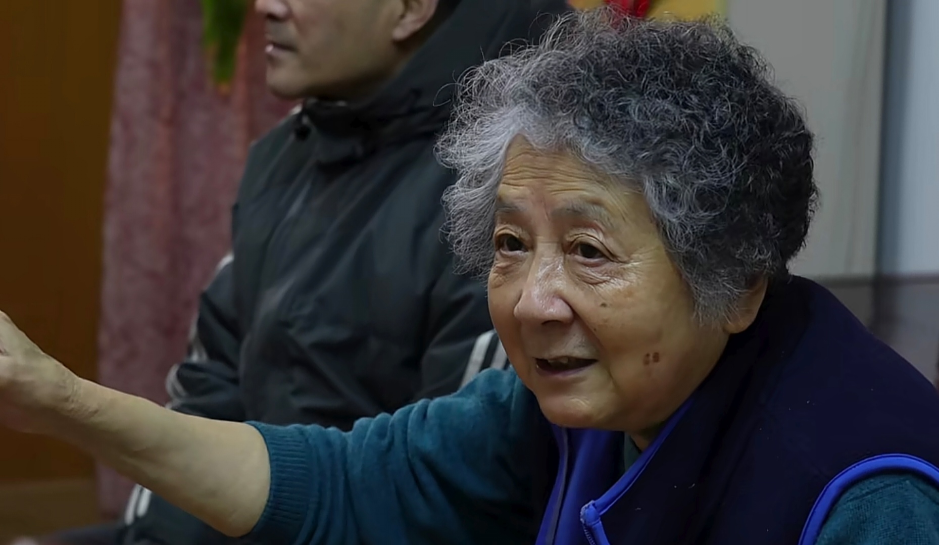 老戏骨雷恪生北京胡同被偶遇,89岁精神十足,老伴很贤惠贴身照顾