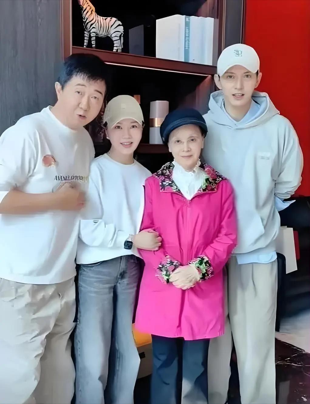 丈夫去世6年后，缺席四年春晚的李谷一已瘦到脱相，女儿相伴左右