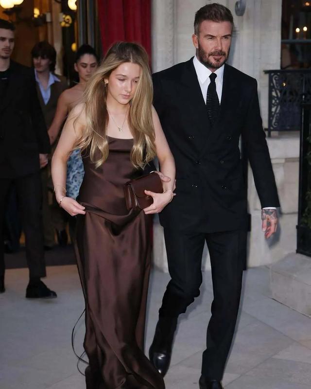 维多利亚晒怀小七的孕肚照,小七14岁了,贝克汉姆趴在爱女肩头!