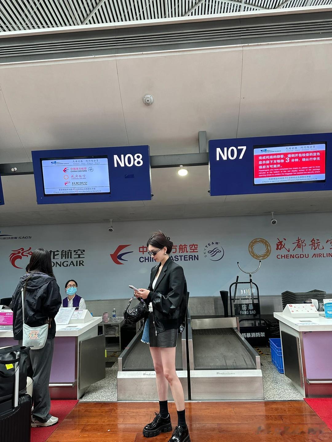 江疏影咋成这样！穿着老气发型像大妈，出席活动被晾一边表情尴尬