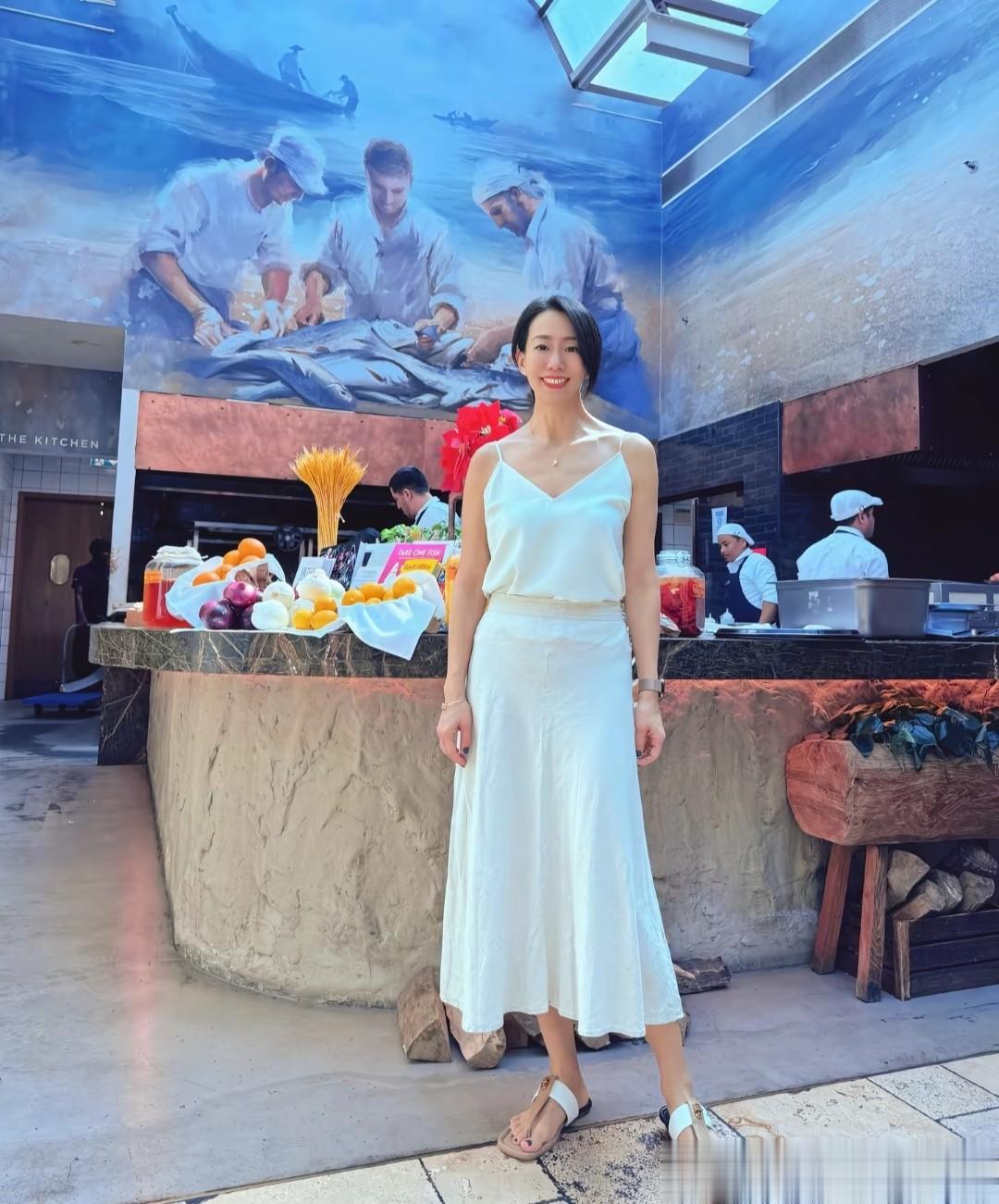 从“孔慈”到豪门阔太!吴辰君47岁美艳现身阿联酋,老公背景显赫