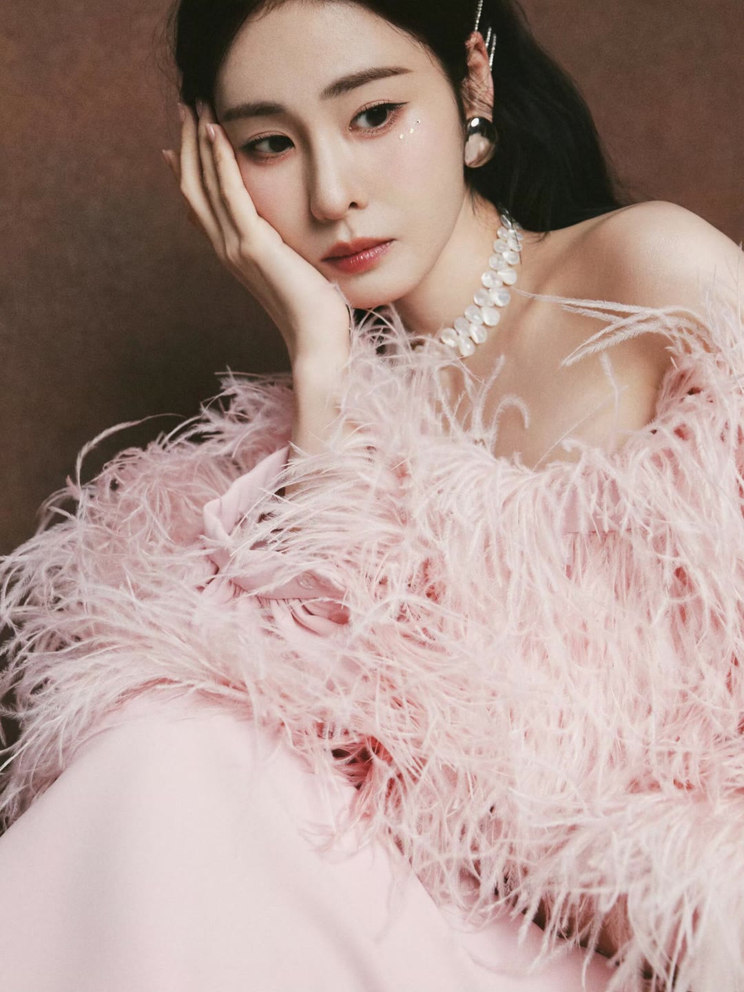 张碧晨时尚大片 优雅白色礼服 精致耳环搭配