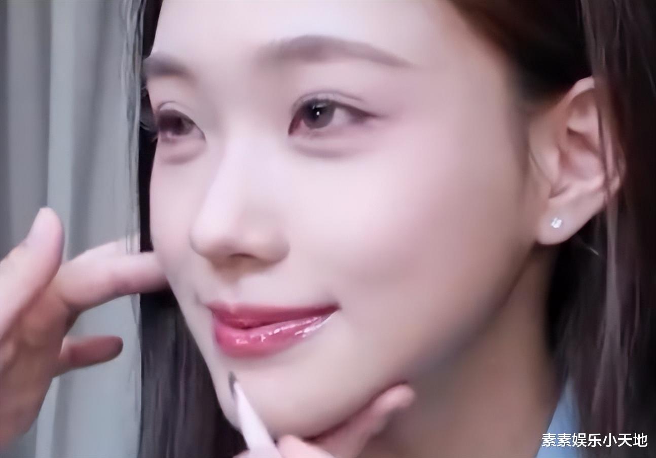 小S二女儿恢复娱乐圈工作，在化妆间跳舞，还模仿大S的动作