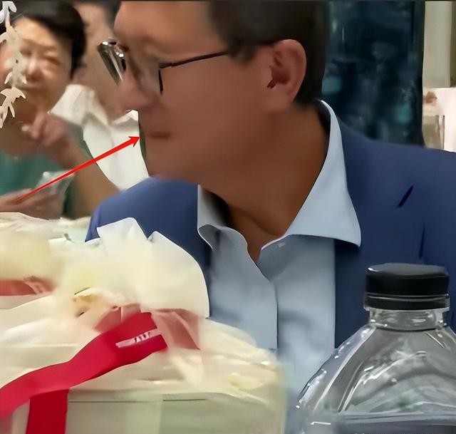 张怡宁参加婚礼哭了，64岁丈夫一直咳嗽，看着很老，还是袁立前任