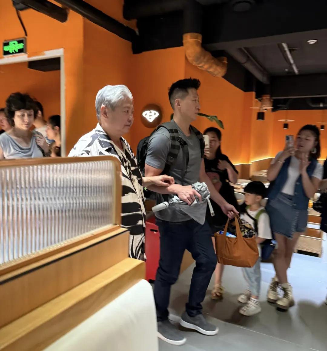 洪金宝在汕头吃鹅肉饭,走路蹒跚,身材臃肿,需要儿子洪天照搀扶