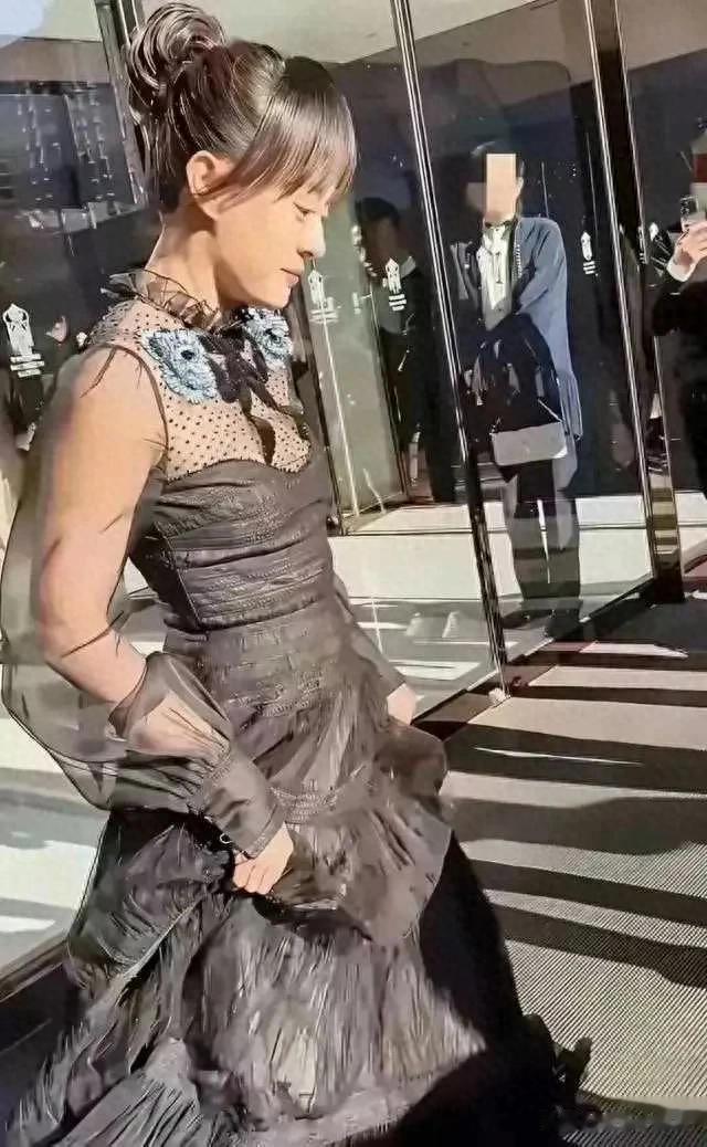 孙俪这次的衣服太难看了，普通人都不穿。说实话，都把颜值拉低了