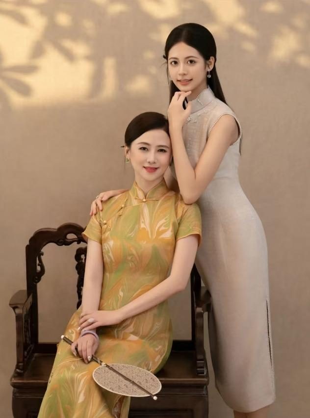 翁虹女儿中秋晒全家福，母女穿旗袍美翻了，17岁水晶美貌身材超绝
