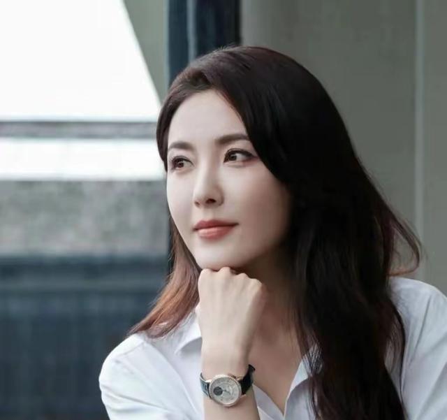 曾黎风波后首次露面：粉丝机场要签名，被翻白眼，网友：高傲什么