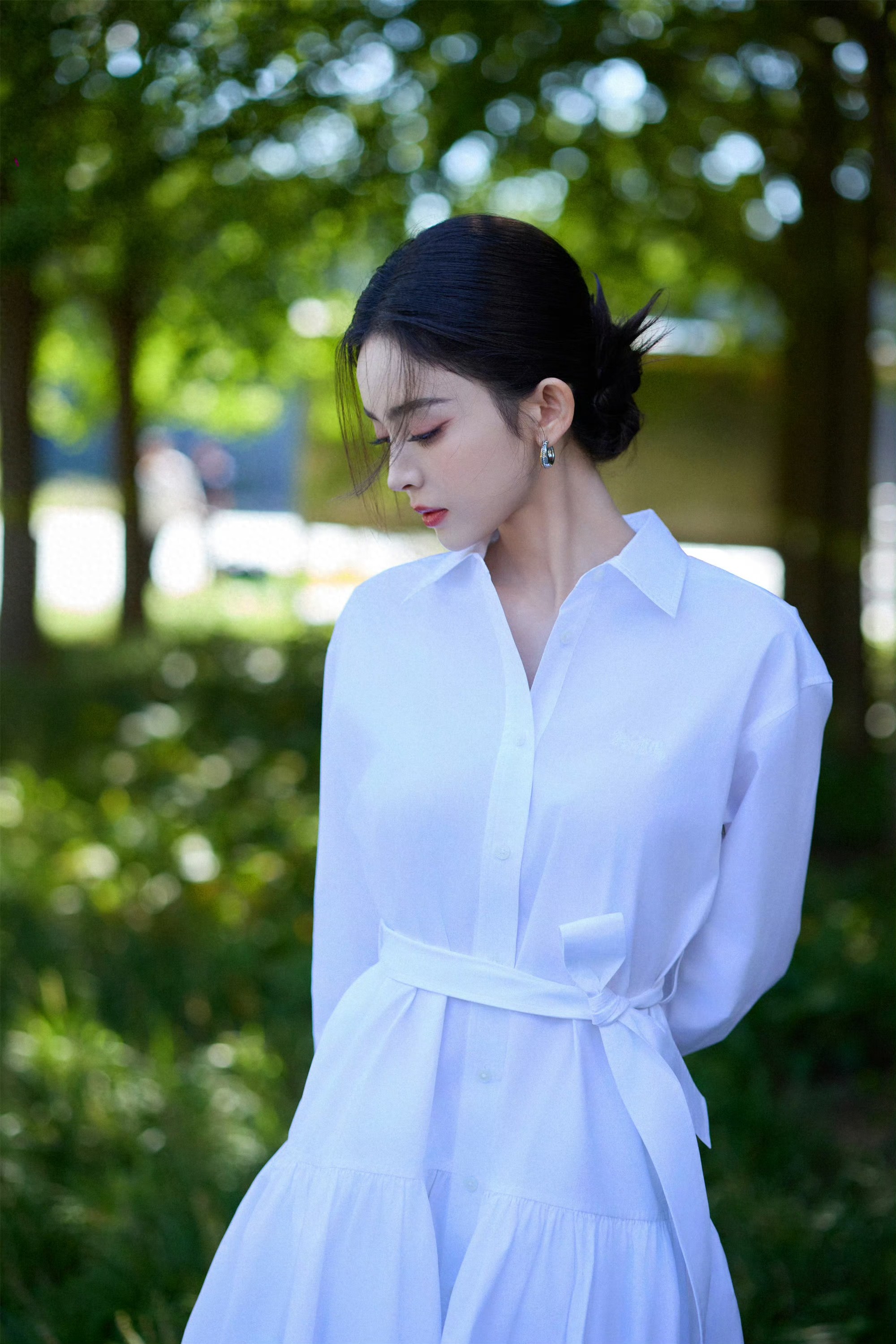 古力娜扎白色连体裙，清新又甜美 ???