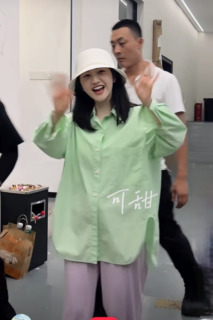 景甜黑色中长发搭薄荷绿衬衫配珍珠渔夫帽甜美气质与美貌双双在线