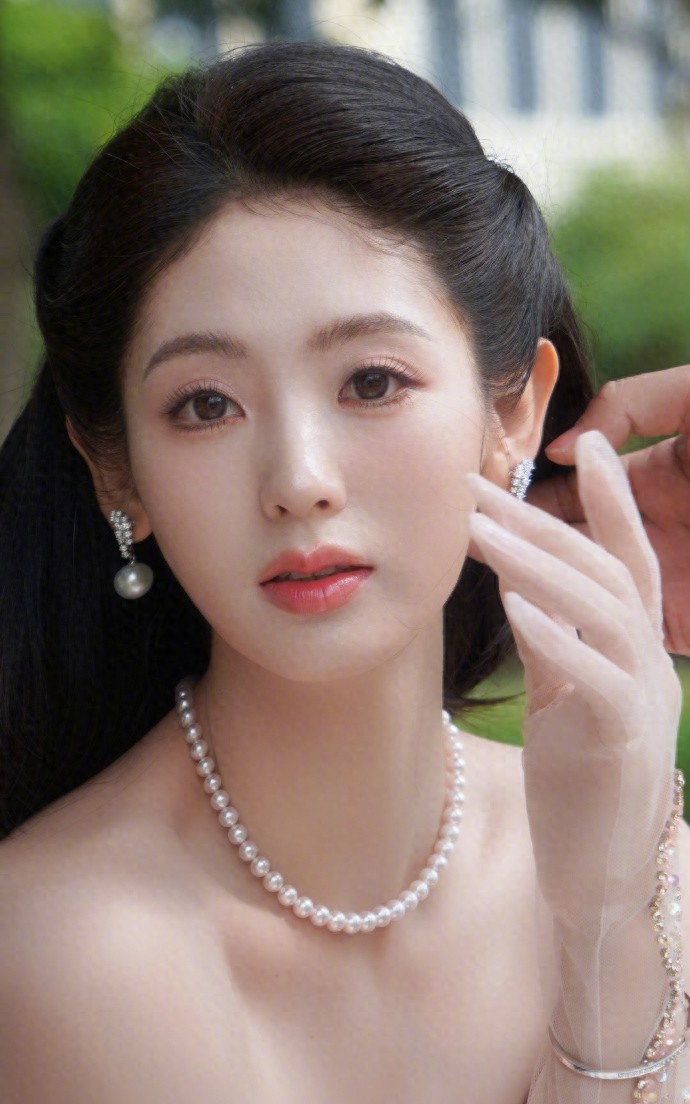 邢菲今日份营业美拍,抹胸裙穿搭高贵优雅