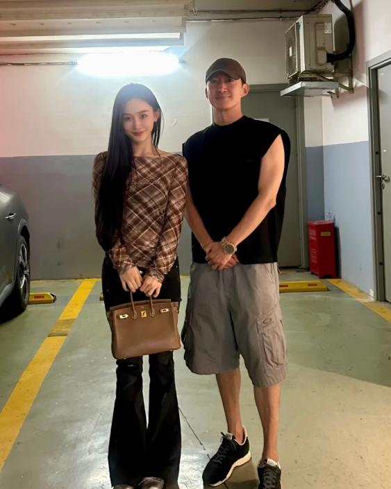 秦岚现身宁波开机，生图脸肿大小眼明显，王阳不吭却哄张萌呲牙乐