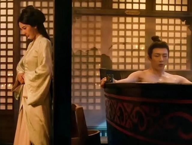 泡澡戏暴露演员身材,《藏海传》肖战VS《折腰》刘宇宁,差别明显