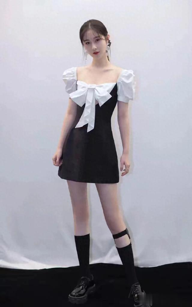 湖南卫视主持人梁田，白皙美腿穿短筒袜腿也太绝了，爱了爱了