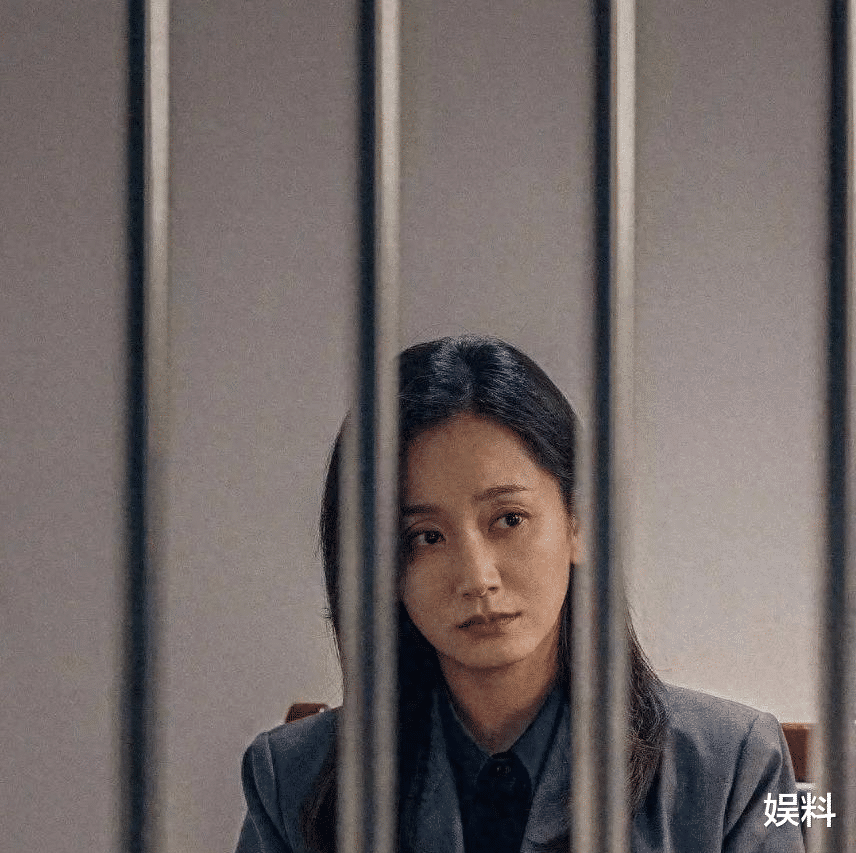 从金牌绿叶到演技之光，她如何用19年沉淀引爆《以法之名》？