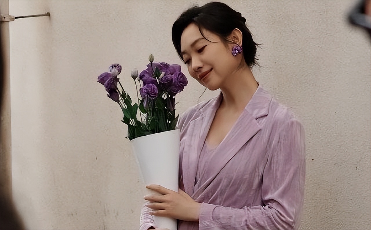 许亚军捧着，段奕宏护着，郭京飞宠着，演了55部戏，41岁终于红了