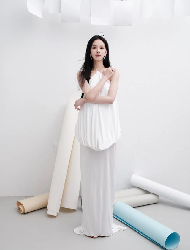 陈都灵，身穿白色极简风格连衣裙，长发飘飘，优雅又高级