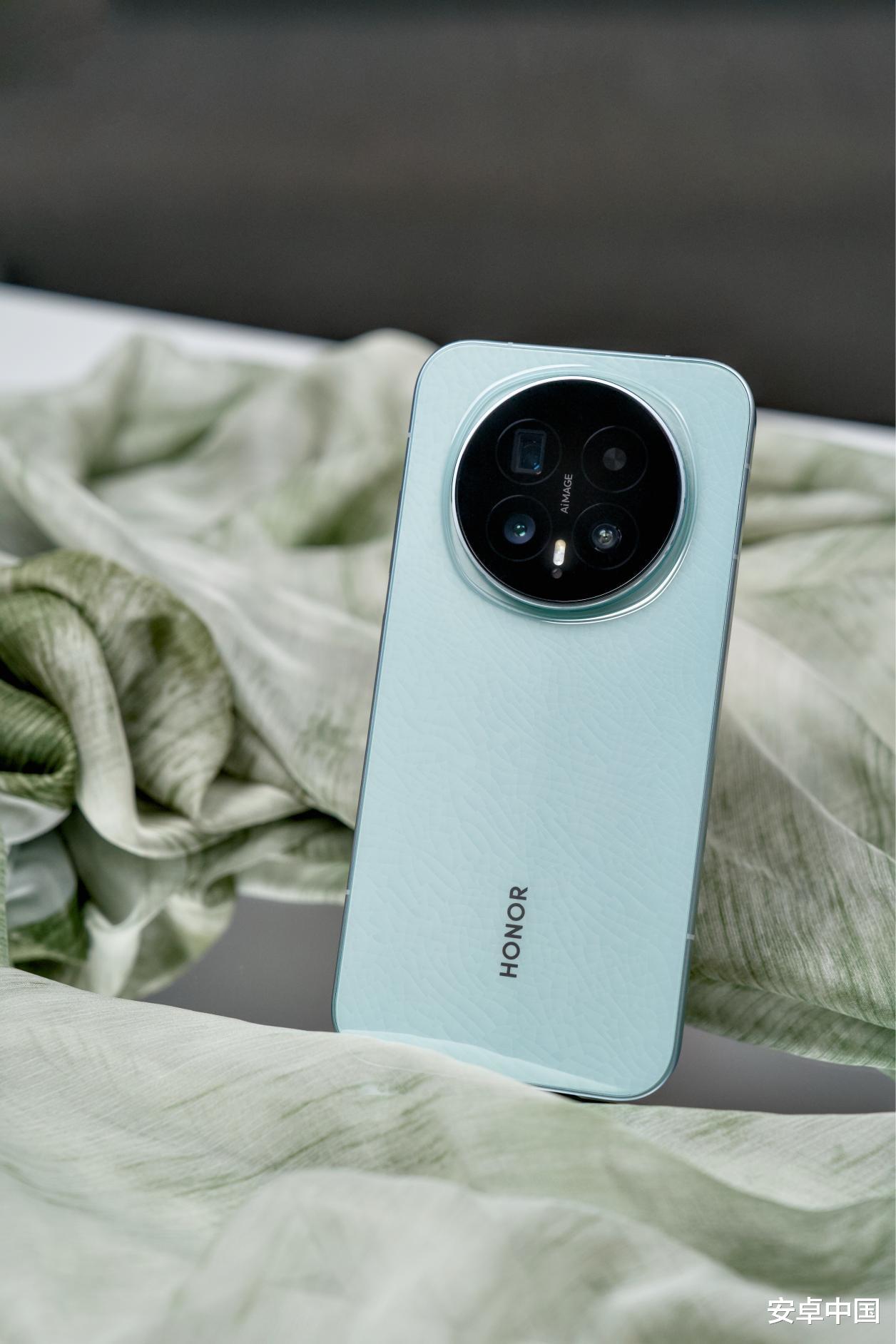 榮耀Magic8圖賞：超絕天青釉，窄邊藏巧思