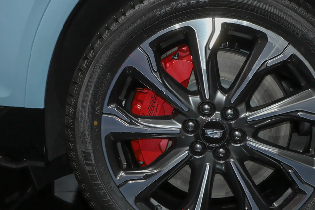 凯迪拉克全新XT5亮相成都车展,标配9K屏+22项主动安全,你喜欢吗