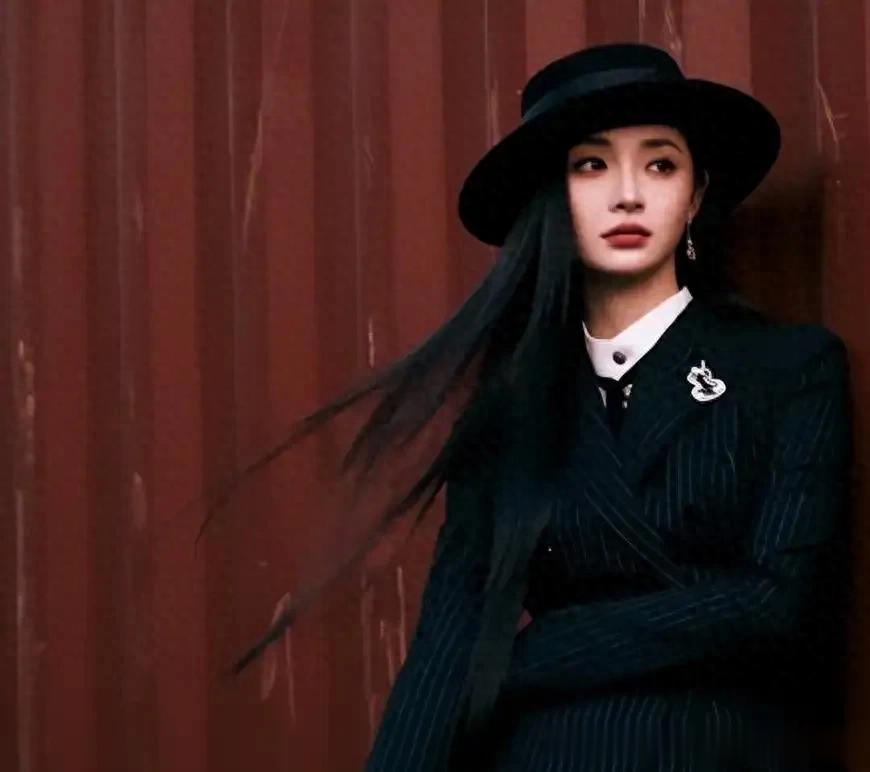 被周洁琼帅晕了，穿黑色西装佩戴黑色礼帽，变身黑长直红唇冷美人