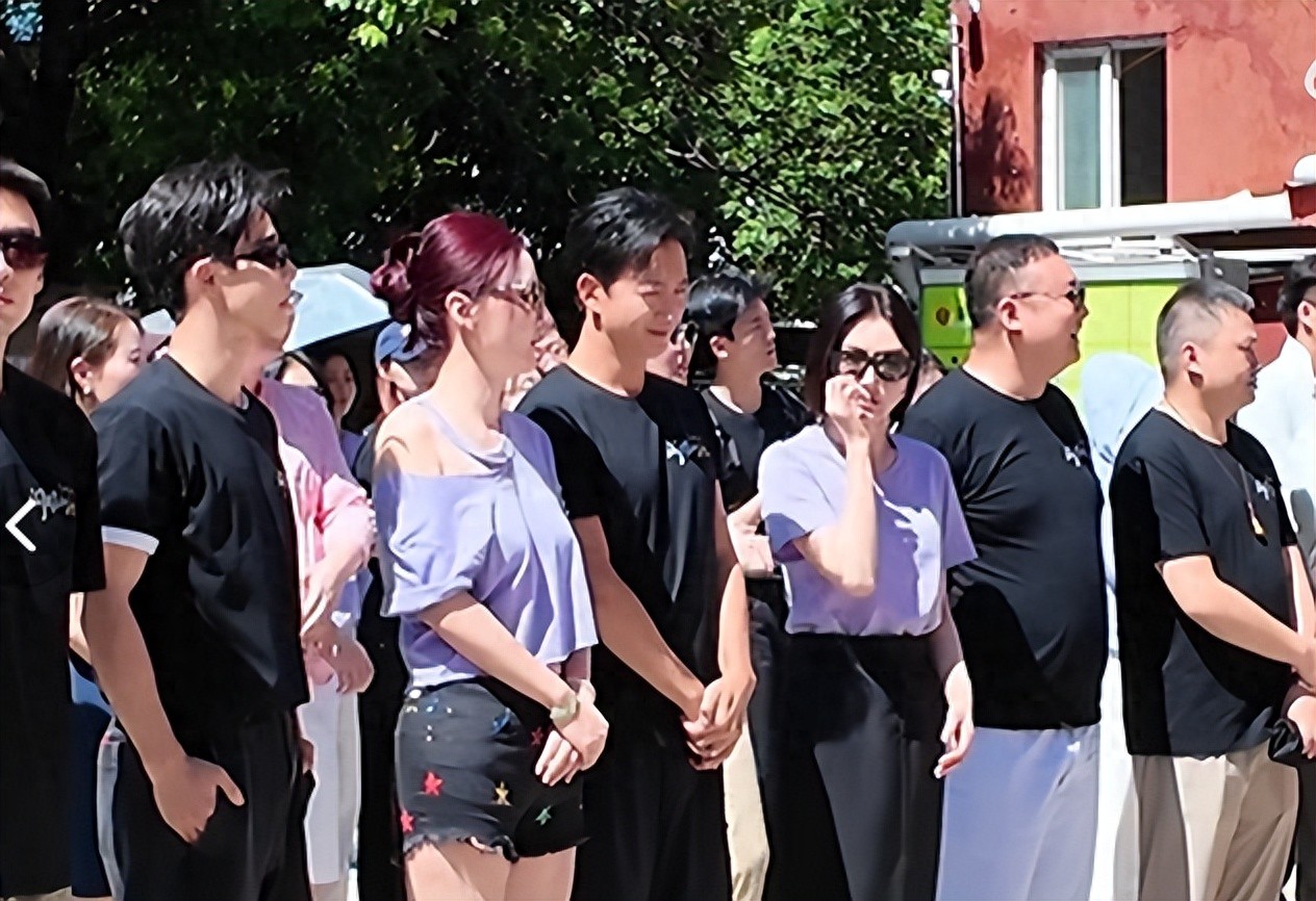 秦岚现身宁波开机，生图脸肿大小眼明显，王阳不吭却哄张萌呲牙乐