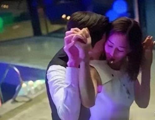 张钧甯看着好可怜啊，拍戏男演员这样对她，工伤了！