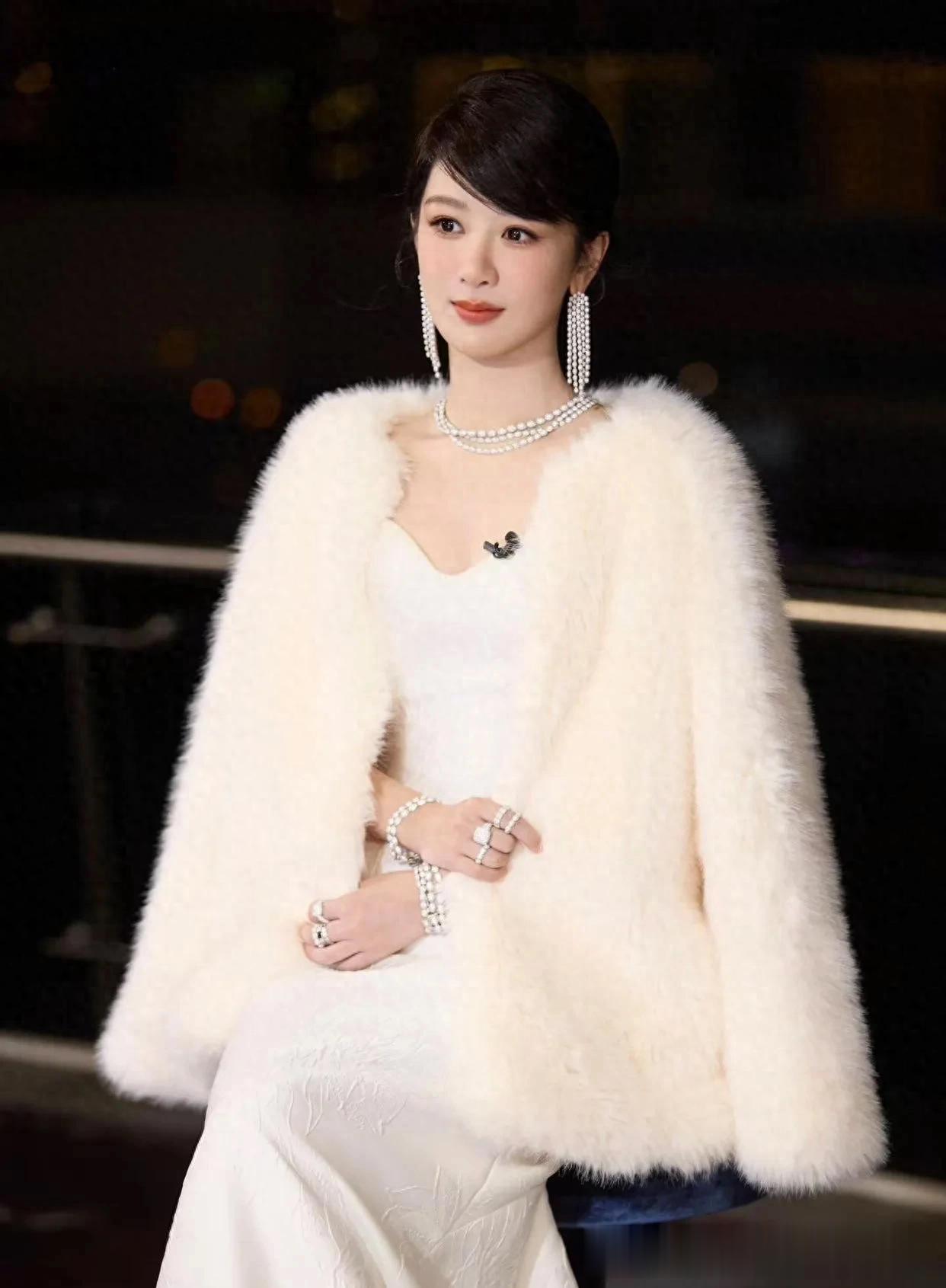 杨紫换风格后气质更惊艳！穿抹胸鱼尾白裙+皮草，优雅又贵气！