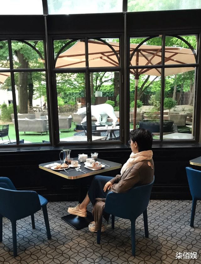 袁立夫妇国外约会，小12岁梁太平牵着老婆手还帮背包，好会哄人