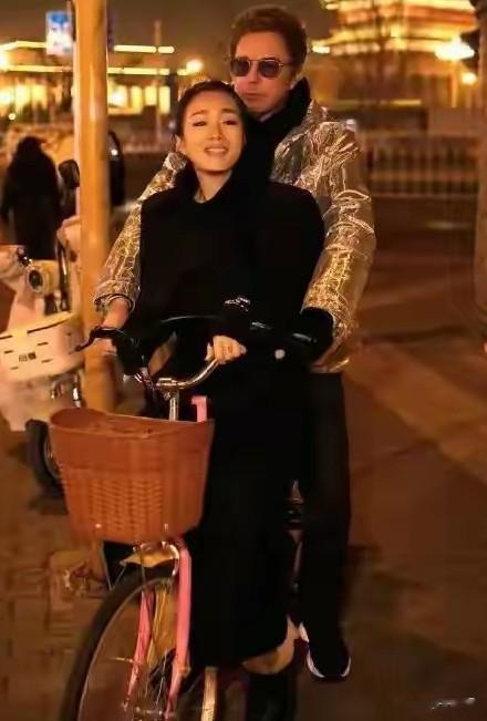 59岁巩俐带老公回北京，77岁的老公感觉好年轻好帅气，幸福满满