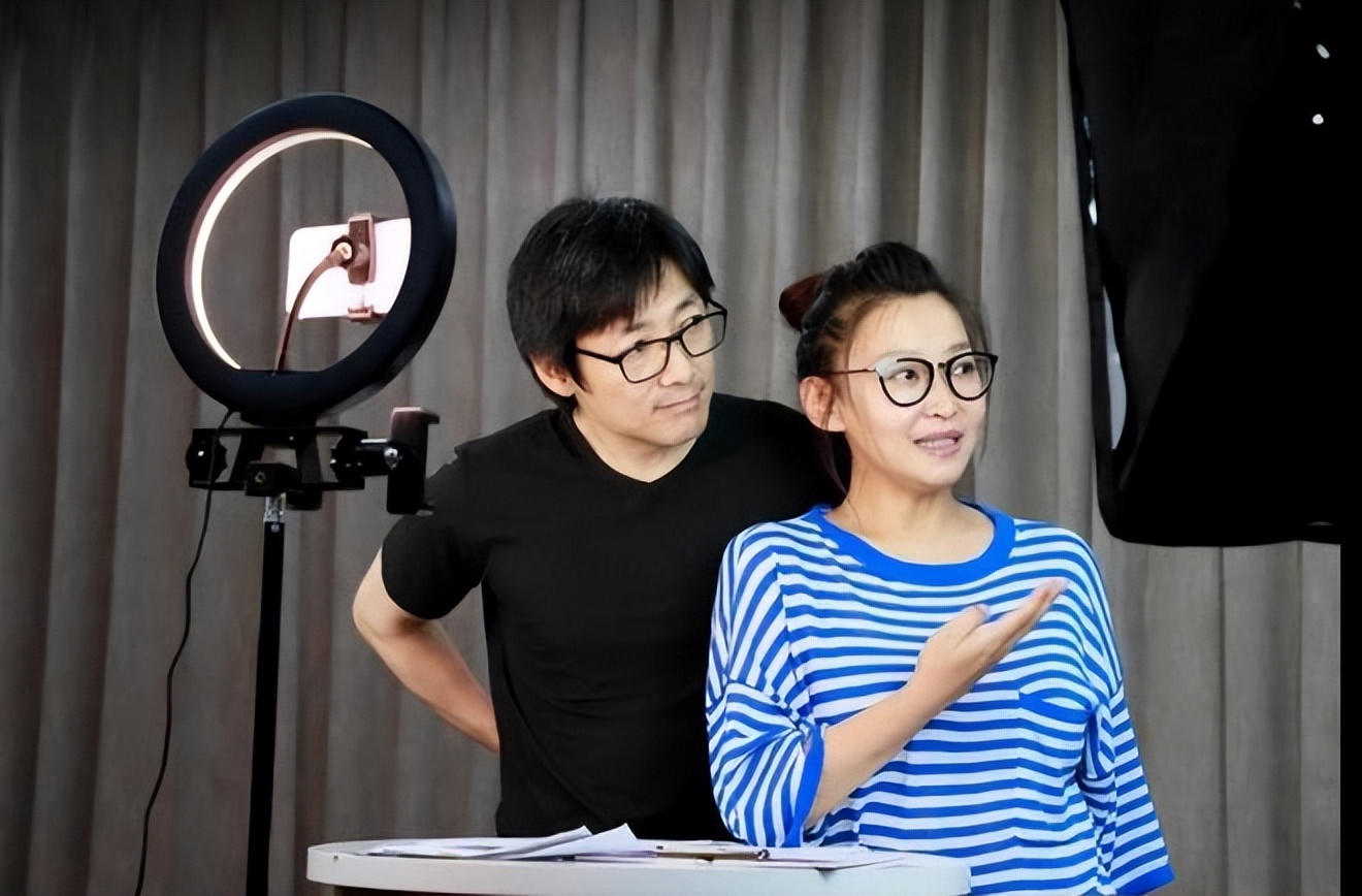 51岁祖峰和妻子刘天池买包!衣着朴素又低调,丁克无牵挂到处旅行