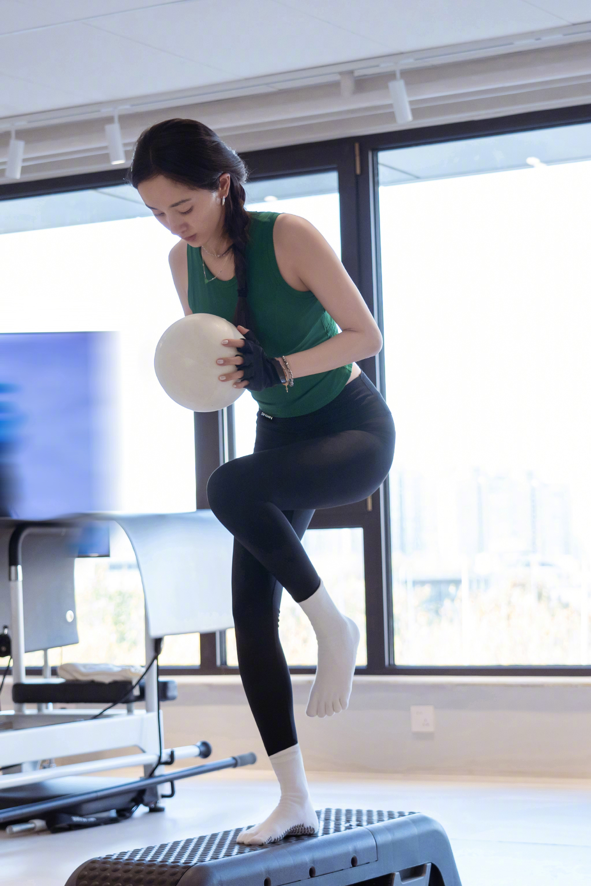 杨幂小雪吃铁锅炖，吃完狂健身，39岁皮不松肉不垮但素颜平平显老