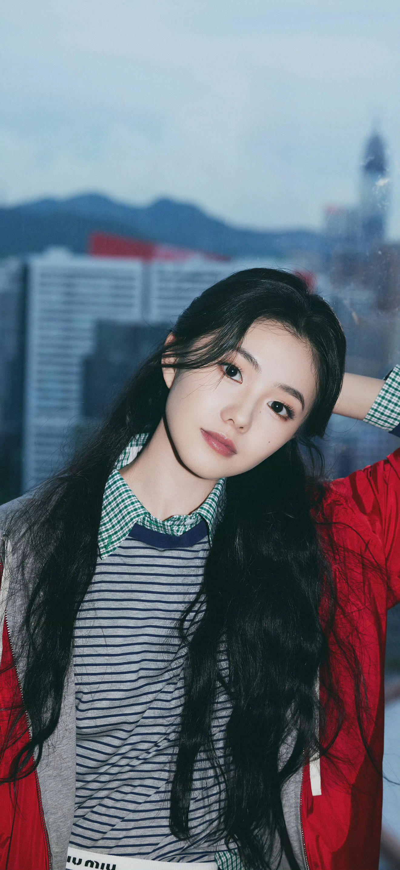 刘浩存红灰撞色短裙 公主头发型造型壁纸美图