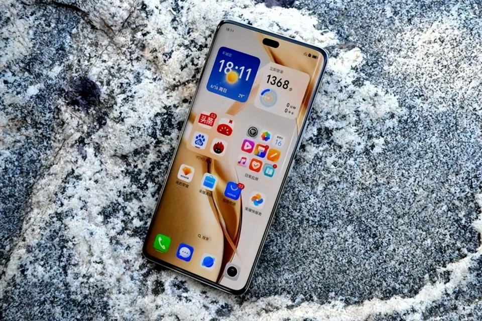 荣耀开启“清仓模式”,从3999元跌至2379元,高配版已沦为中端机