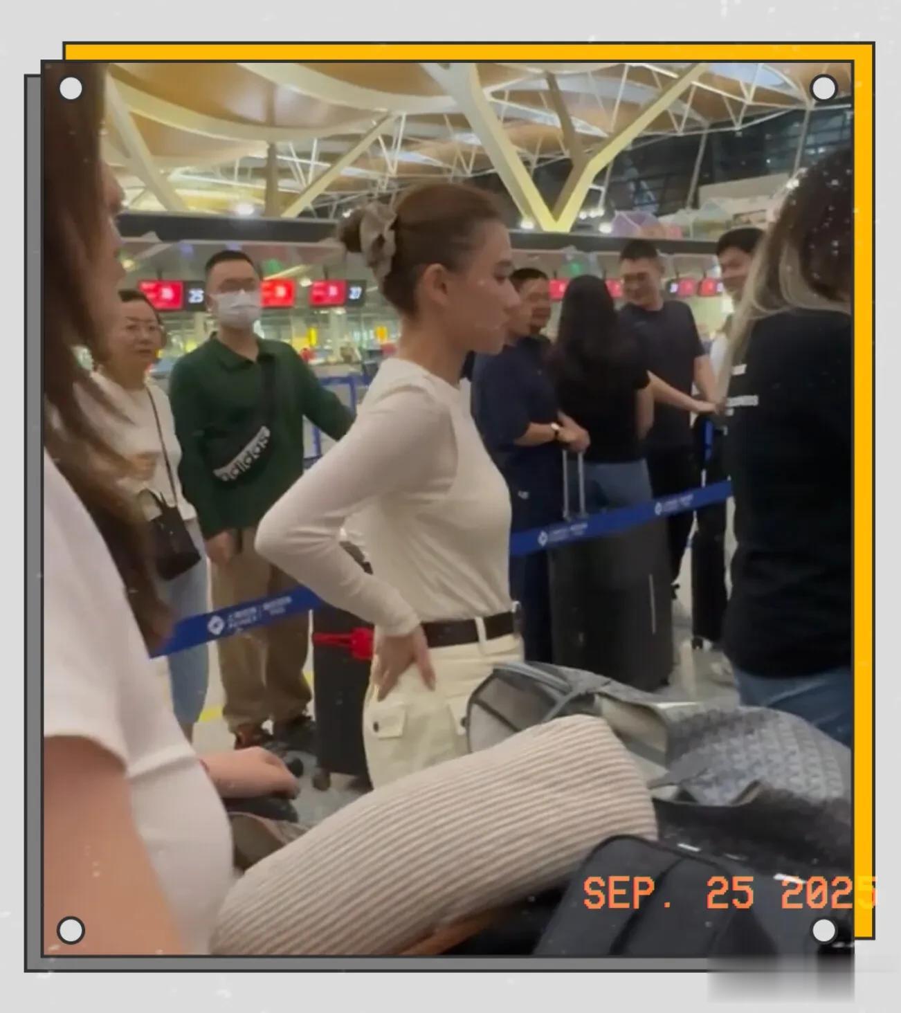 何超莲现身机场被偶遇，黑眼圈明显，面对网友怼脸拍，当场黑脸