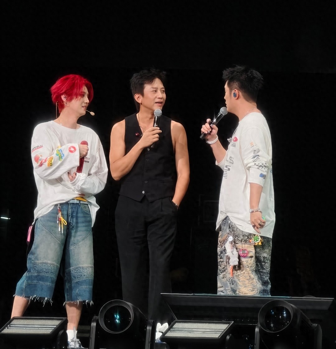 李晨晒鹿晗演唱会后聚餐合照,同龄邓超状态最老,陈赫越来越娘气