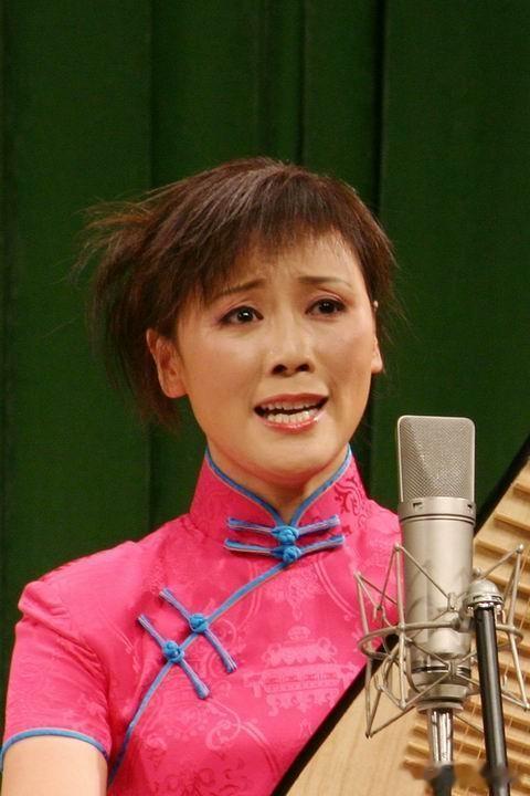 上海评弹名家倪迎春,和加拿大老公恩爱25年,年过60染发依然俏丽