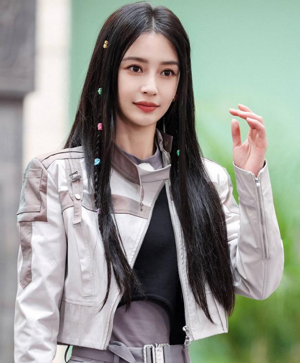 baby上海拍摄路人视角流出，身材干瘦神情疲惫，为成功复出太努力