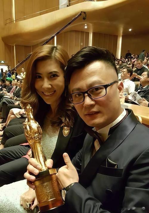 边潇潇现状:转行直播带货,44岁看着像24岁,11岁大女儿又高又美