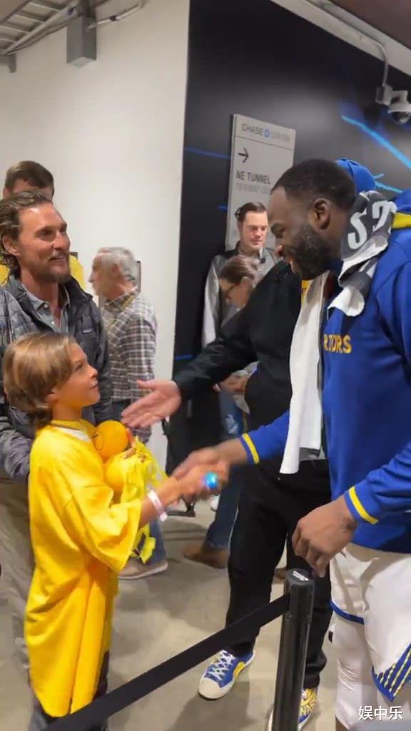 马修·麦康纳罕见晒全家福 三子女复制粘贴父母颜值