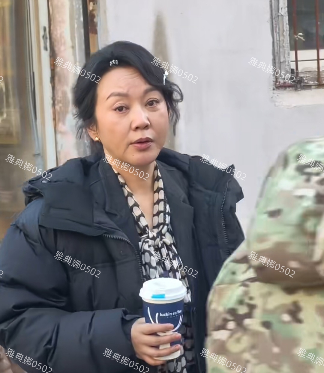 天啊这居然是闫妮第一眼看成倪萍了, 离开美颜滤镜本人一点不年轻