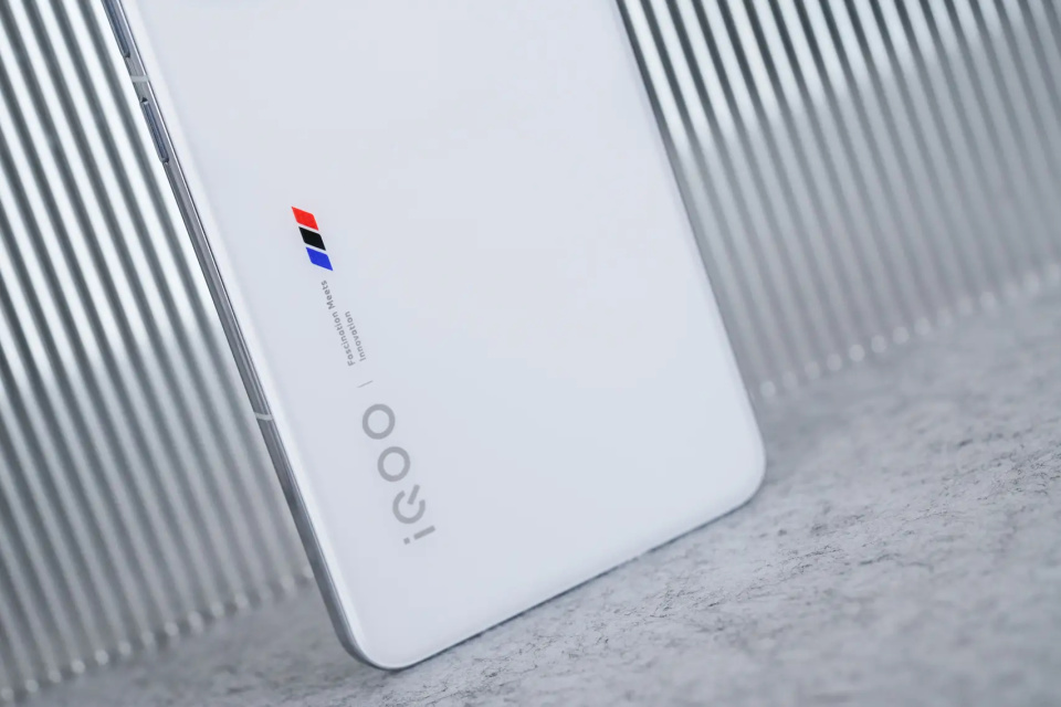 vivo徹底“攤牌了”，16GB+1TB跌價1100元，高端旗艦降成中端機