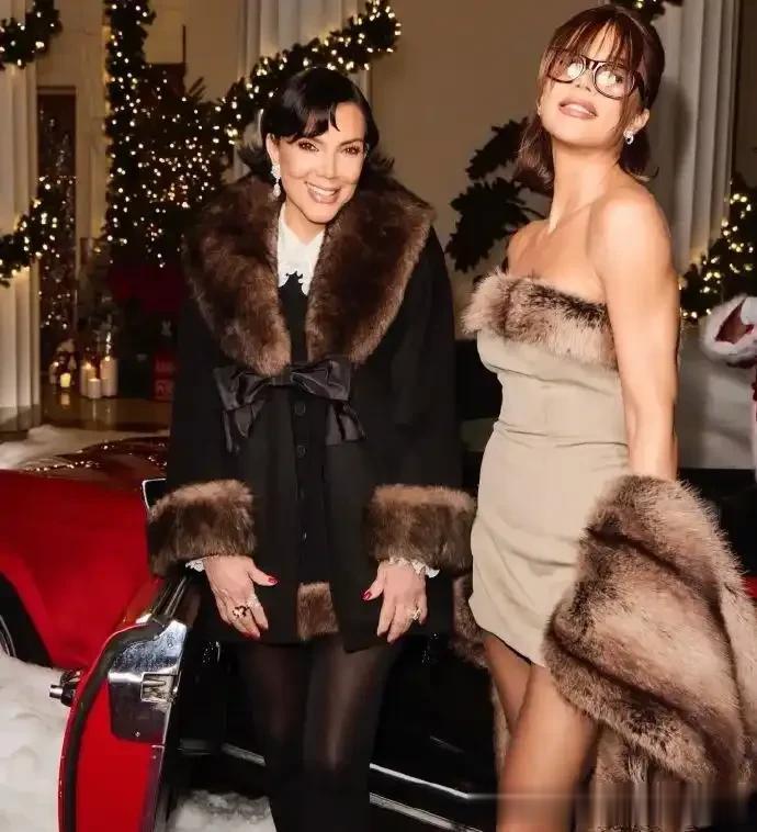 70岁卡戴珊太后与56岁桑切斯同框！同穿黑色裤袜搭皮草，贵气十足