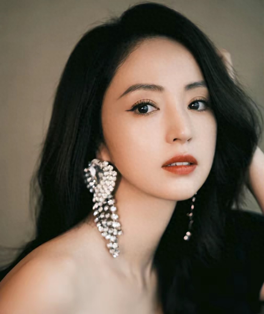 被传“怀二胎”，董璇在机场脱下外衣显露好身材，另类辟谣情商高