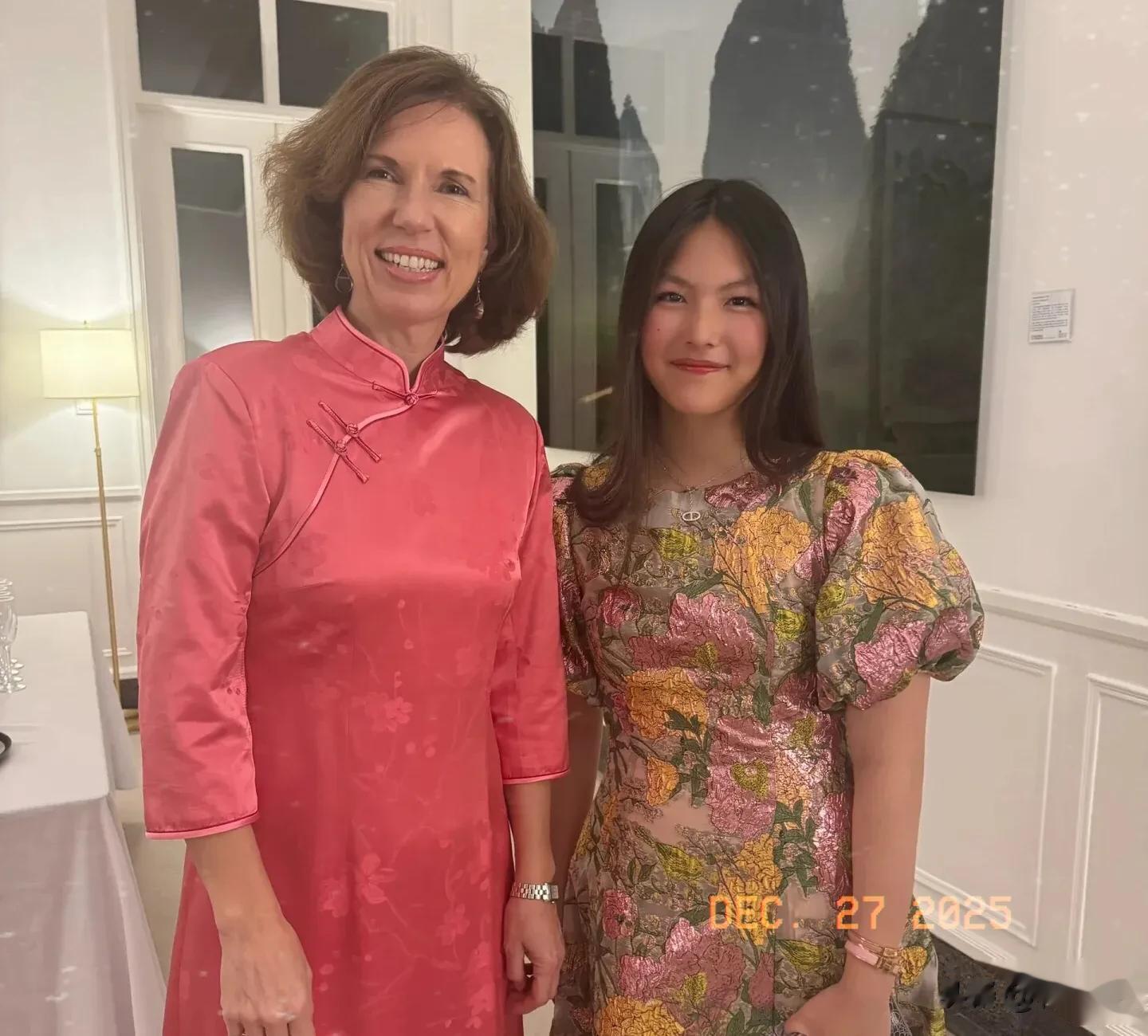 李湘带王诗龄出席活动，王诗龄与何超莲同框，落落大方，稳居C位