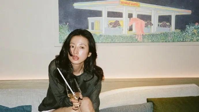 低饱和度下的脆弱美：周雨彤“破碎感”写真引发热议