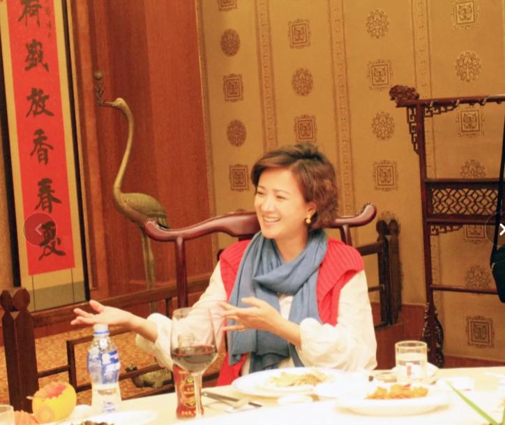 许何送妈妈何晴最后一程，好友称她生前总独处，外号曝光留一遗憾