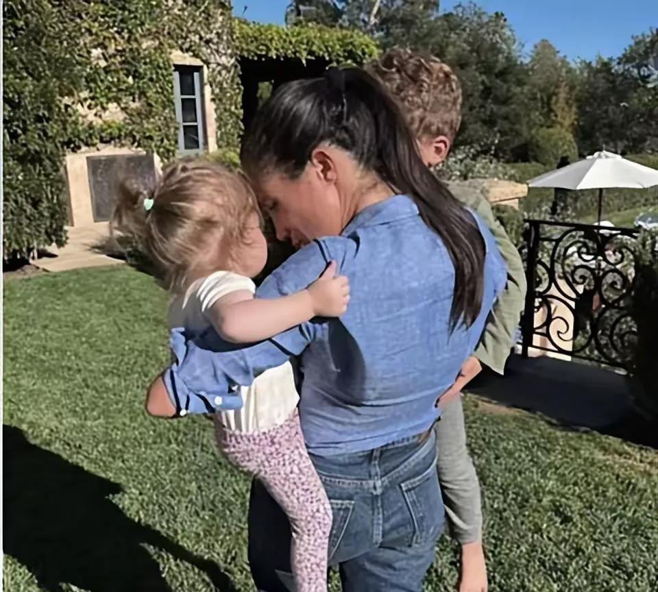 金发白肤莉莉贝特再现身！梅根确定这是你亲生的？阿奇也疑点重重