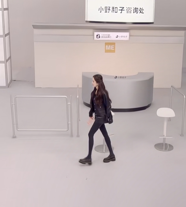 杨幂全黑皮装造型，大波浪卷发搭精致耳饰，比例优越美到犯规