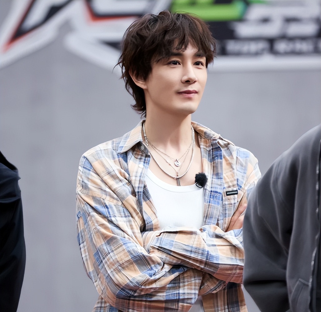 李承铉一家回京！戚薇脸肿唇白好疲惫，lucky推弟弟被误认成保姆